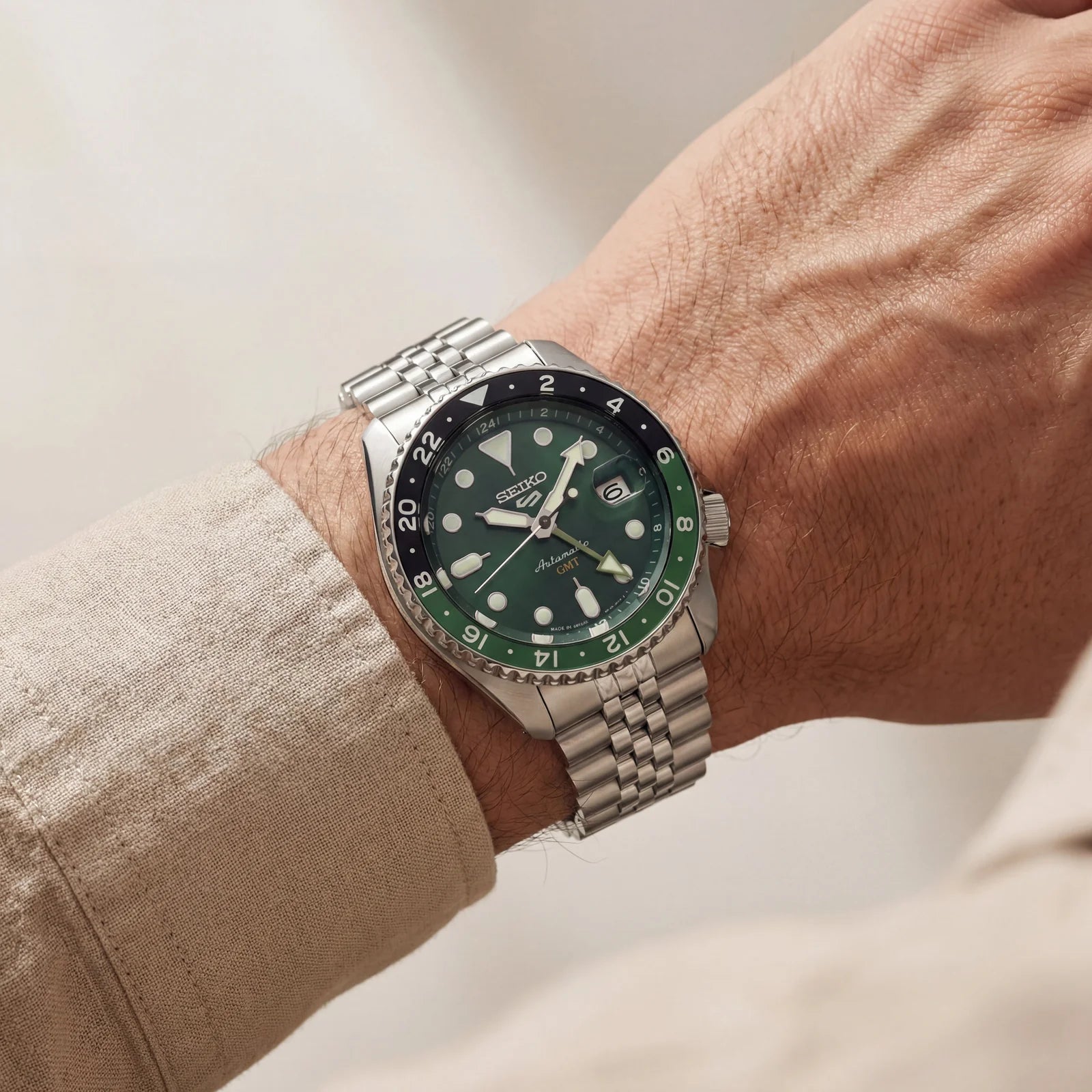 Seiko 5 Sports GMT Movement Like Back Open Quartz Machine Green Dail Date Working