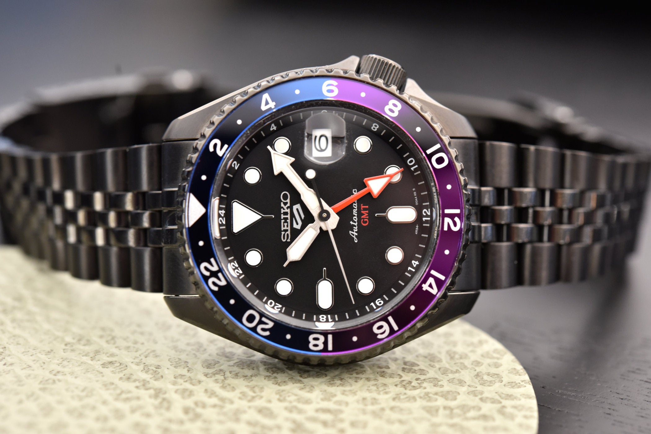 Seiko 5 Sports SKX GMT Sky Black, Silver Cloud